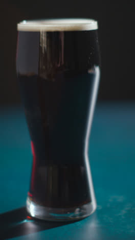 Vertikales-Video-Nahaufnahme-Eines-Pints-Irish-Stout-Im-Glas-Zur-Feier-Des-St.-Patricks-Day